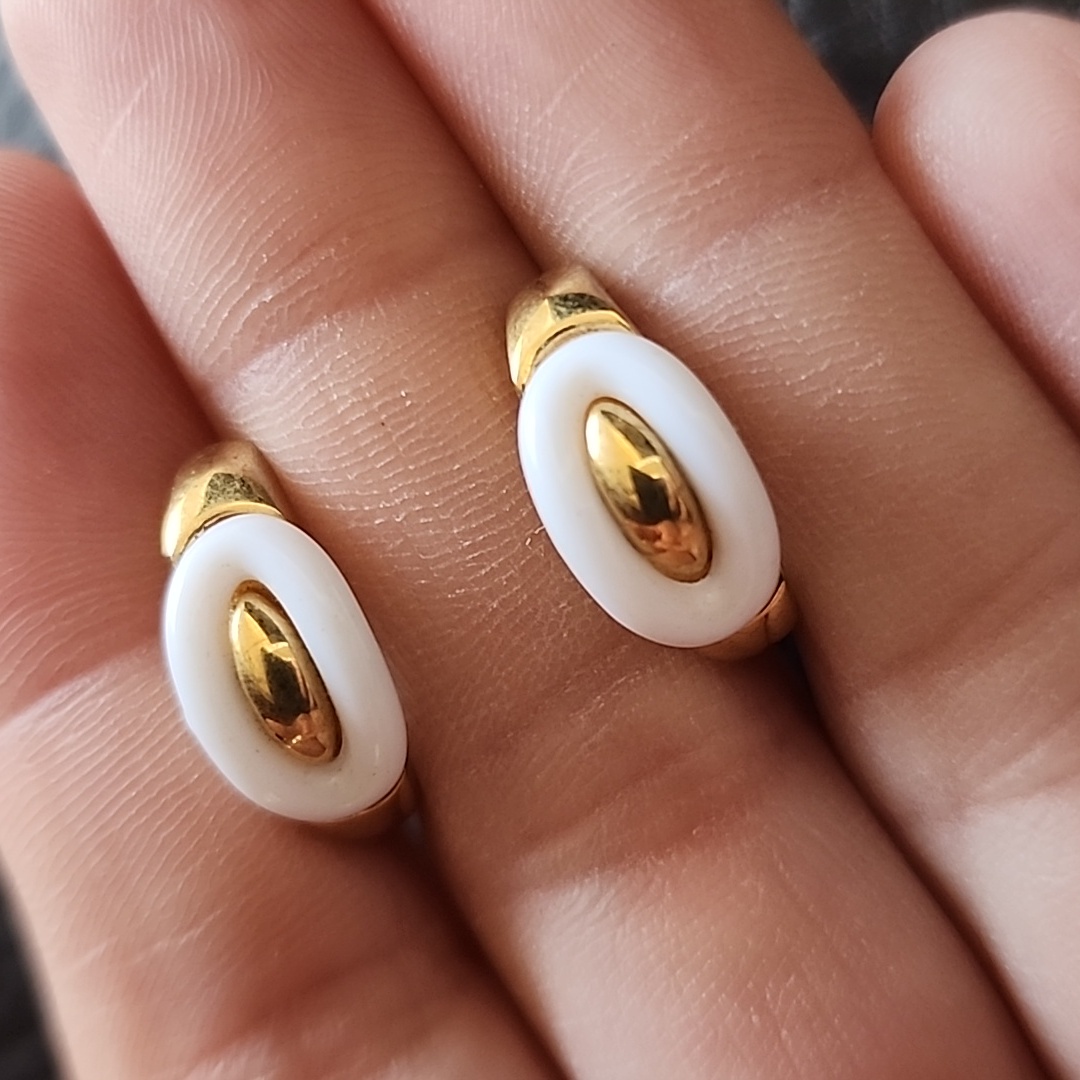 Vtg Trifari Clip On Earrings 16$